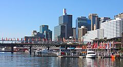 Il Darling Harbour a Sydney con skyline e barche.