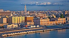 Vista della città e del porto di Bari al tramonto.