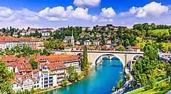 Vista panoramica di Berna con il fiume Aare e un ponte suggestivo.