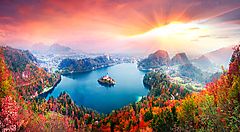 Vista panoramica del Lago di Bled con l'isola al tramonto.