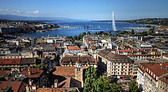 Vista panoramica di Ginevra con il Jet d'Eau sul Lago Lemano.
