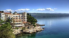 Vista sulla costa con un hotel a Opatija e mare azzurro.