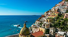 Vista panoramica di Positano con case colorate e mare blu.