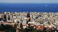 Vista panoramica di Salonicco con edifici e mare sullo sfondo.