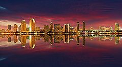 Skyline di San Diego al tramonto riflesso nell'acqua.