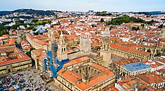 Vista aerea di Santiago de Compostela con la cattedrale centrale e tetti rossi.