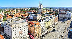 Vista panoramica del centro di Zagabria con edifici storici e piazza principale.