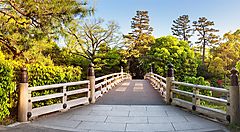 Ponte verso il Giardino Nazionale di Kyoto immerso nel verde.