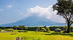 Giardino Senganen con vista su un vulcano in lontananza.