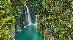 Cascata nella gola di Takachiho immersa nel verde lussureggiante.