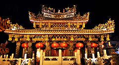 Il tempio Kanteibyo di Yokohama illuminato di notte.