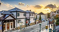 Strada pittoresca con edifici storici nel quartiere Kitano a Kobe.