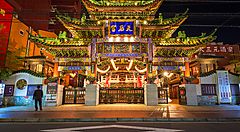 Ingresso illuminato di un tempio Mazu in stile tradizionale cinese.