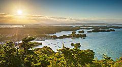 Panorama di Matsushima al tramonto con isolette e mare.