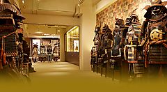 Esposizione di armature samurai in un museo a Kyoto.