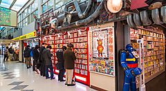 Negozi di anime e manga a Tokyo con persone che sfogliano fumetti.