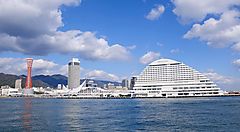 Skyline del Parco Meriken a Kobe visto dall'acqua.