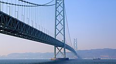 Ponte Akashi-Kaikyo in Giappone con panorama marino.