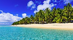 Spiaggia tropicale con palme e mare cristallino alle Fiji.