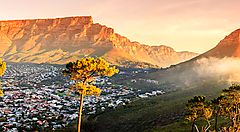 Veduta di Table Mountain al tramonto in Sudafrica.