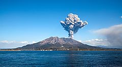 Eruzione del vulcano Sakurajima in Giappone vista dal mare.