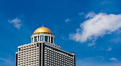 La parte superiore della State Tower di Bangkok.