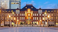 La stazione di Tokyo al tramonto.