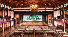 Anfiteatro storico Uchiko-za con palco in legno e scenografia tradizionale.