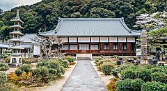 Il tempio Koshoji circondato da giardini verdi e natura rigogliosa.