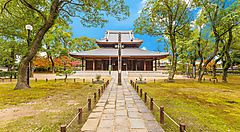 Tempio Shofukuji circondato da alberi verdi sotto un cielo azzurro.