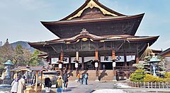 Tempio Zenkoji a Nagano con visitatori all'ingresso.