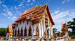 Il Wat Chalong in Thailandia con cielo sereno sullo sfondo.