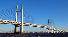 Il Yokohama Bay Bridge si staglia contro un cielo azzurro.
