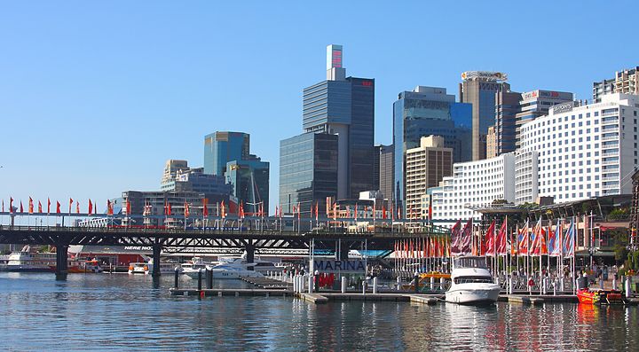 Il Darling Harbour a Sydney con skyline e barche.