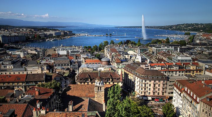 Vista panoramica di Ginevra con il Jet d'Eau sul Lago Lemano.