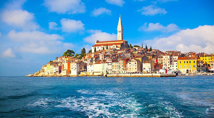 Il porto e la città vecchia di Parenzo vista dal mare.