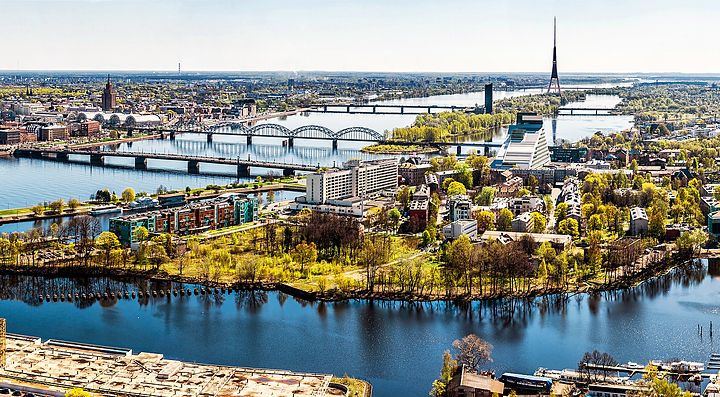 Veduta aerea dei ponti e del fiume Daugava a Riga.