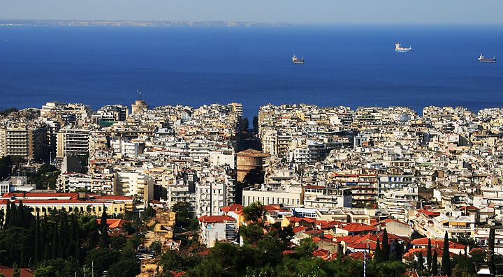 Vista panoramica di Salonicco con edifici e mare sullo sfondo.