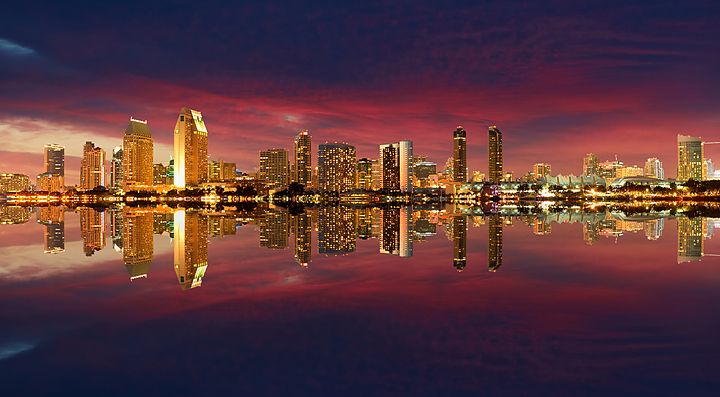 Skyline di San Diego al tramonto riflesso nell'acqua.