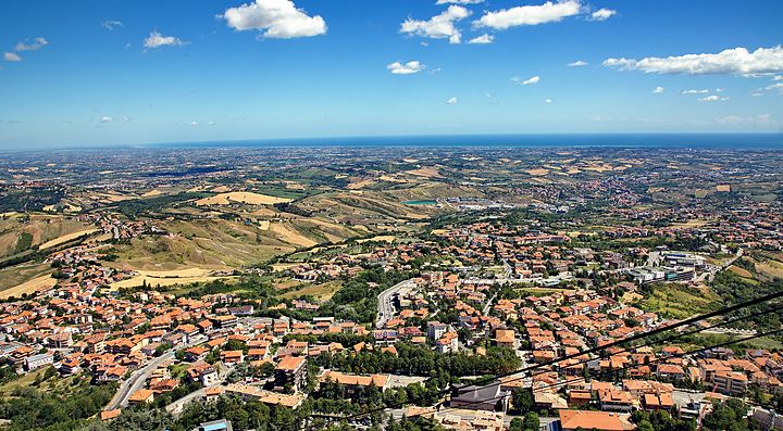 Vista panoramica su San Marino con colline e cielo azzurro.