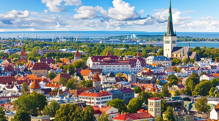 Veduta panoramica di Tallinn con edifici storici e una chiesa.