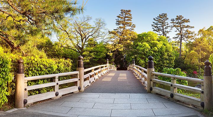 Ponte verso il Giardino Nazionale di Kyoto immerso nel verde.
