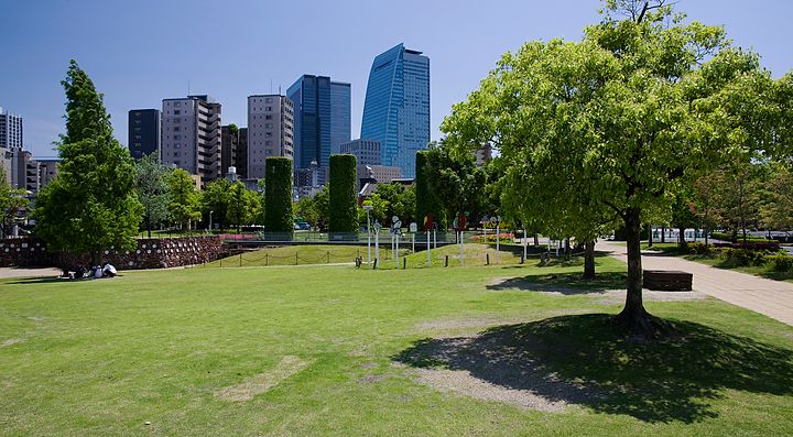 Giardino Noritake a Nagoya con grattacieli sullo sfondo.