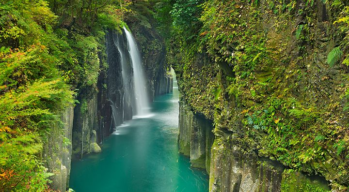 Cascata nella gola di Takachiho immersa nel verde lussureggiante.