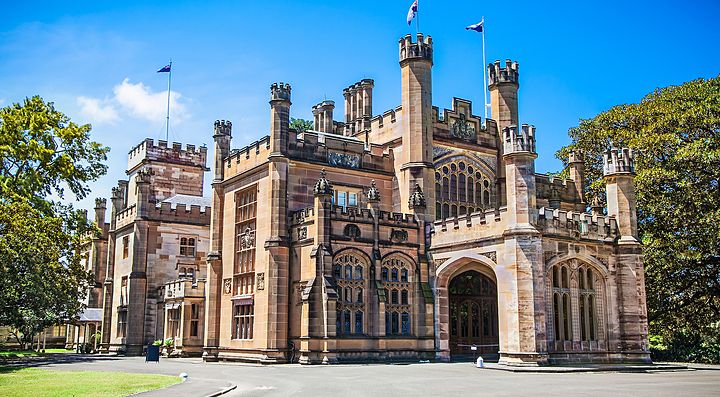 Government House a Sydney, un edificio storico circondato da alberi.