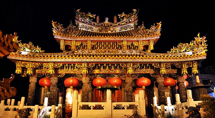Il tempio Kanteibyo di Yokohama illuminato di notte.