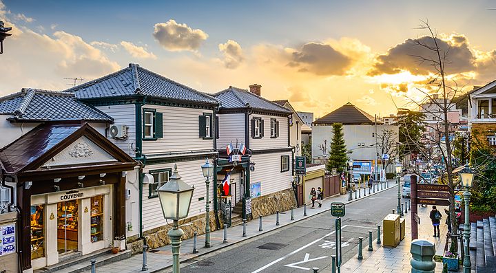 Strada pittoresca con edifici storici nel quartiere Kitano a Kobe.