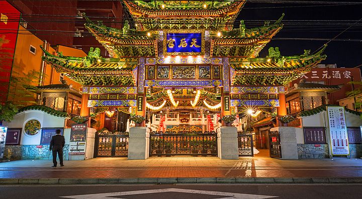 Ingresso illuminato di un tempio Mazu in stile tradizionale cinese.