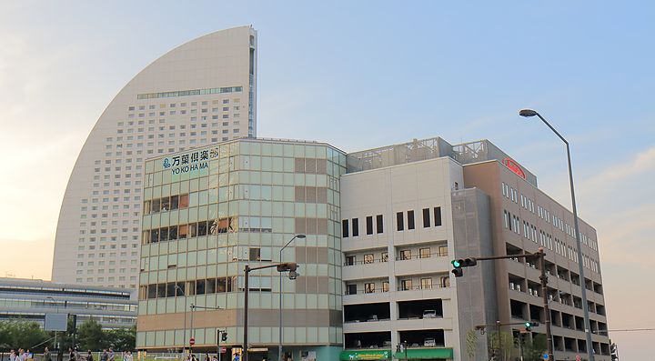 Edificio moderno del Manyo Club al tramonto.