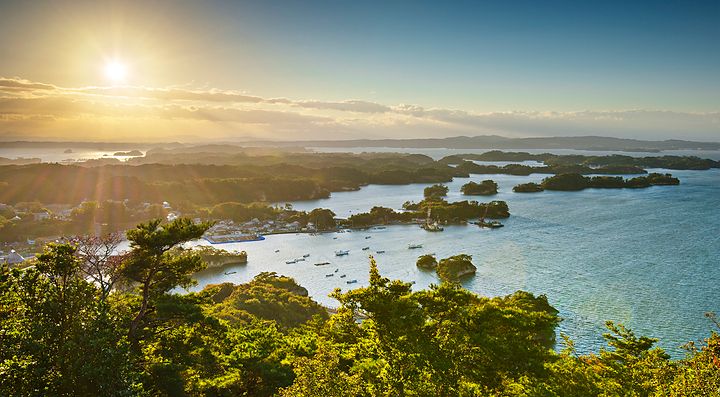 Panorama di Matsushima al tramonto con isolette e mare.